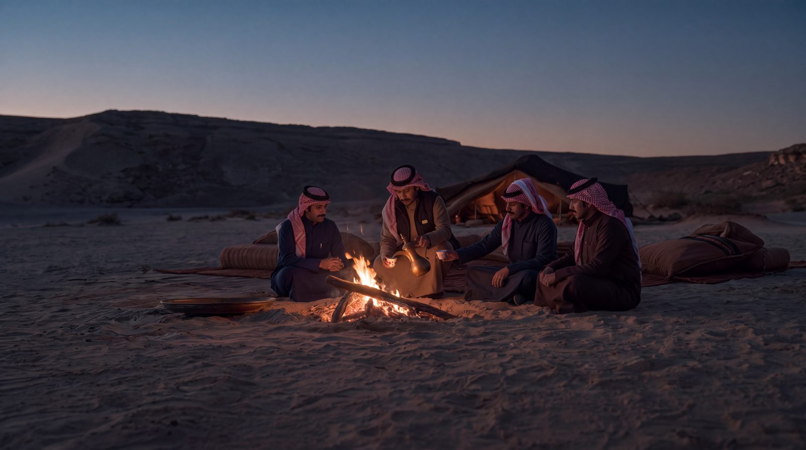 أربعة ربع على الزولية حول النار وقت الغسق، والقهوة تدور بينهم.